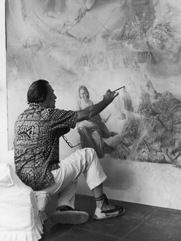 Salvador DALI in his studio in Cadaques.19700000Salvador DALI dans son atelier а Cadaquйs.19700000