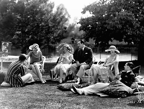 Download von www.picturedesk.com am 18.10.2011 (17:17). LONDON [BR 1926] DOROTHY GISH AND JOHN MANNERS [CENTRE] LAZINESSGARDEN PARTY Date: 1926 - 20100122_PD26301