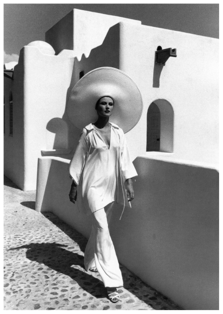 photo-rico-puhlmann-heloise-in-tunic-and-pants-by-halston-las-hadas-mexico-published-in-harpers-bazaar-june-1974-1